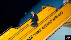 U.S. President Barack Obama arrives on Air Force One at Noi Bai International Airport in Hanoi, Vietnam, May 22, 2016. Obama is on a weeklong trip to Asia as part of his effort to pay more attention to the region and boost economic and security cooperatio