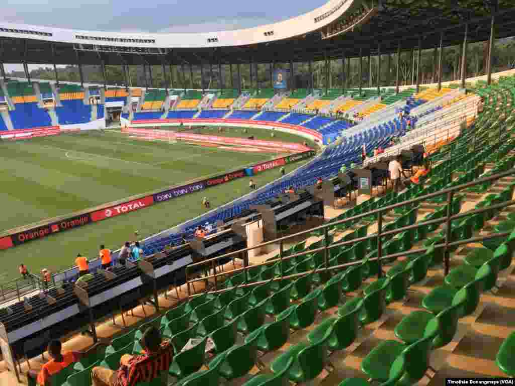 Vue des tribunes au stade d'Oyem, au Gabon, le 25 janvier 2017. (VOA/Timothée Donangmaye)