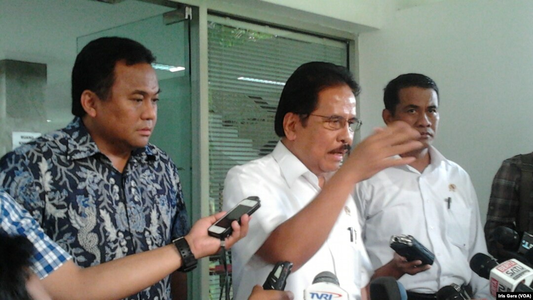 Menko bidang Perekonomian, Sofyan Djalil (tengah), didampingi Menteri Perdagangan, Rachmat Gobel (kiri) dan Menteri Pertanian Andi Amran Sulaiman menjelaskan masalah harga beras di Istana Negara (4/3). (VOA/Iris Gera)