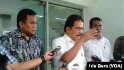 Menko bidang Perekonomian, Sofyan Djalil (tengah), didampingi Menteri Perdagangan, Rachmat Gobel (kiri) dan Menteri Pertanian Andi Amran Sulaiman menjelaskan masalah harga beras di Istana Negara (4/3). (VOA/Iris Gera)