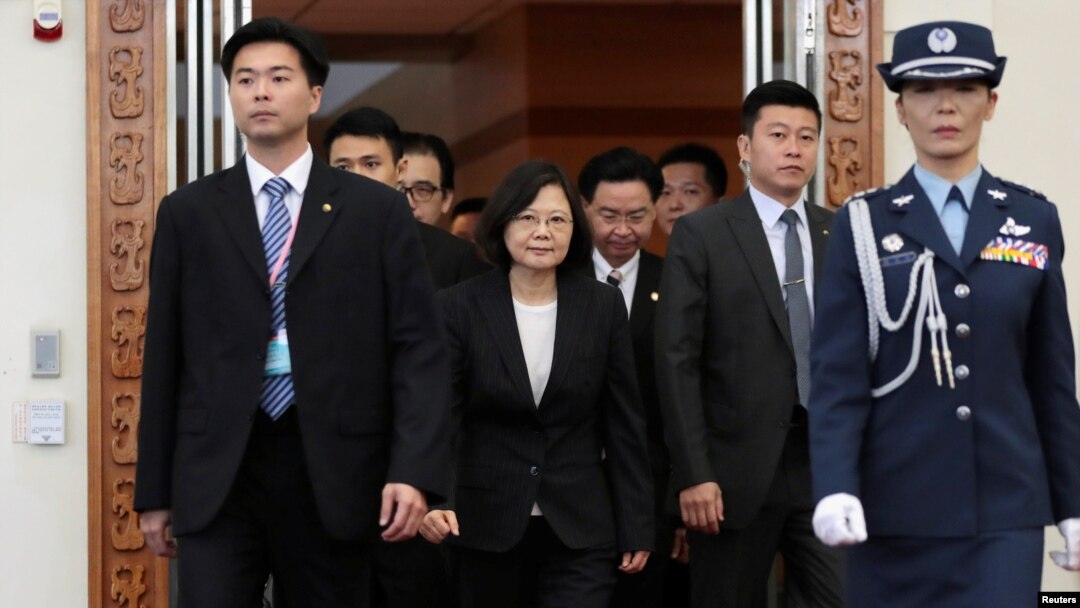 Presiden Taiwan Tsai Ing-wen (tengah) di bandar udara Taoyuan, Taipei, sebelum terbang ke negara-negara sekutu di Amerika Latin (7/1). (Reuters/Tyrone Siu)