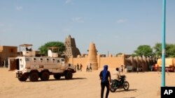 Pasukan penjaga perdamaian PBB berpatroli di wilayah Timbuktu, Mali, pada 26 September 2021. (Foto: AP/Moulaye Sayah)