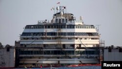 2014年7月14日，意大利“协和号”失事游轮在吉廖岛吉廖港浮出水面。