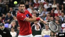 Novak Đoković u duelu protiv Žila Simona u "Beogradskoj areni" u okviru finalnog meča Dejvis kupa Srbija - Francuska