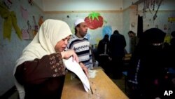 گه‌لی میسر ده‌نگ له‌سه‌ر به‌نده‌کانی ده‌ستور ده‌ده‌ن