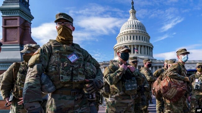 ARCHIVO - Tropas de la Guardia Nacional refuerzan la seguridad alrededor del Capitolio de Estados Unidos en Washington, 17 de enero de 2021.