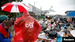 Aksi mogok para anggota serikat pekerja CGT di Ivry-sur-Seine, dekat Paris, Selasa (31/5).