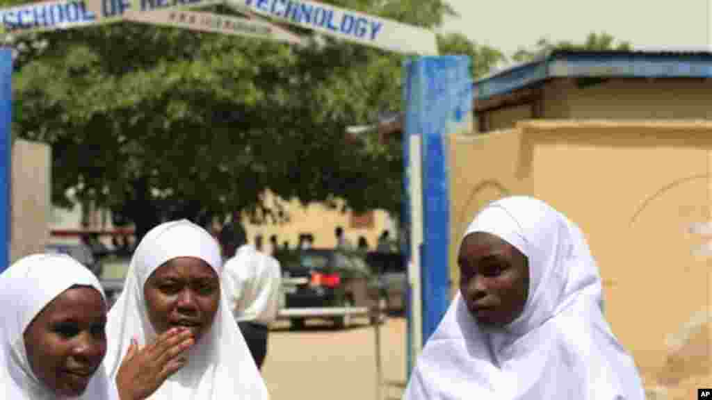 Wasu dalibai mata su na tsaye a kofar wata makaranta a Maiduguri, cibiyar faufutukar &#39;yan kishin Islama a Najeriya.