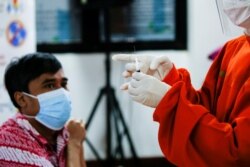 Program vaksinasi Covid-19 secara massal untuk petugas kesehatan di Indonesia, Jakarta, 14 Januari 2021. (Foto: REUTERS/Willy Kurniawan)