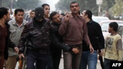 Cảnh sát Ai Cập bắt giữ người ủng hộ nhóm Huynh đệ Hồi giáo trong một cuộc biểu tình ở Nasr City, ngày 25/1/2014.