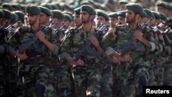Des membres des Gardiens de la Révolution participent à un défilé militaire à Téhéran, le 22 septembre 2007. 