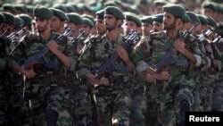 Des membres des Gardiens de la Révolution participent à un défilé militaire à Téhéran, le 22 septembre 2007.