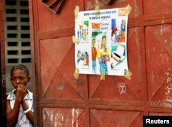 Une jeune fille congolaise à l'entrée de son école à Kinshasa, le 20 juin 2005.