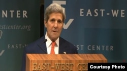 លោក​​​រដ្ឋ​​​មន្ត្រី John Kerry ថ្លែង​​​ពី​​​នយោបាយ​​​ការ​​​បរទេស​​​​​​សហរដ្ឋ​​​អាមេរិក​​​នៅ​​​អាស៊ី​​​ទៅ​​​កាន់​​​និស្សិត​​​នៅ​​​វិទ្យាស្ថាន​​​ East West Center នៅ​​​រដ្ឋ​​​ហាវ៉ៃ កាល​​​ពី​​​ថ្ងៃ​​​ទី១៣ ខែ​​​សីហា ឆ្នាំ​​​២០១៤។