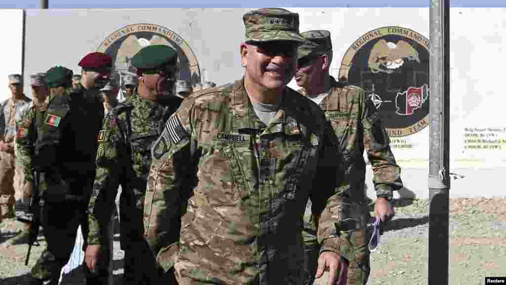 Komandan ISAF John Campbell tiba di upacara serah terima&nbsp;yang menandai berakhirnya tugas unit marinir AS dan pasukan tempur Inggris terakhir dalam operasi-operasi di Afghanistan (26/10). (Reuters/Omar Sobhani) 