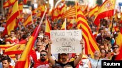 Un homme tient un écriteau "je suis catalan et espagnol" à Barcelone, Espagne, le 8 octobre 2017.