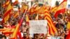 Manifestação em Barcelona. Um homem exibe um cartaz dizendo "Orgulhoso em ser catalão e espanhol" Espanha, 8 Outubro 2017.
