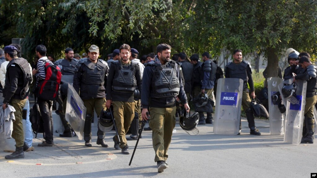 طلبہ تنظیموں میں تصادم کے بعد گزشتہ تین روز سے جامعۂ پنجاب میں پولیس کی بھاری نفری تعینات ہے