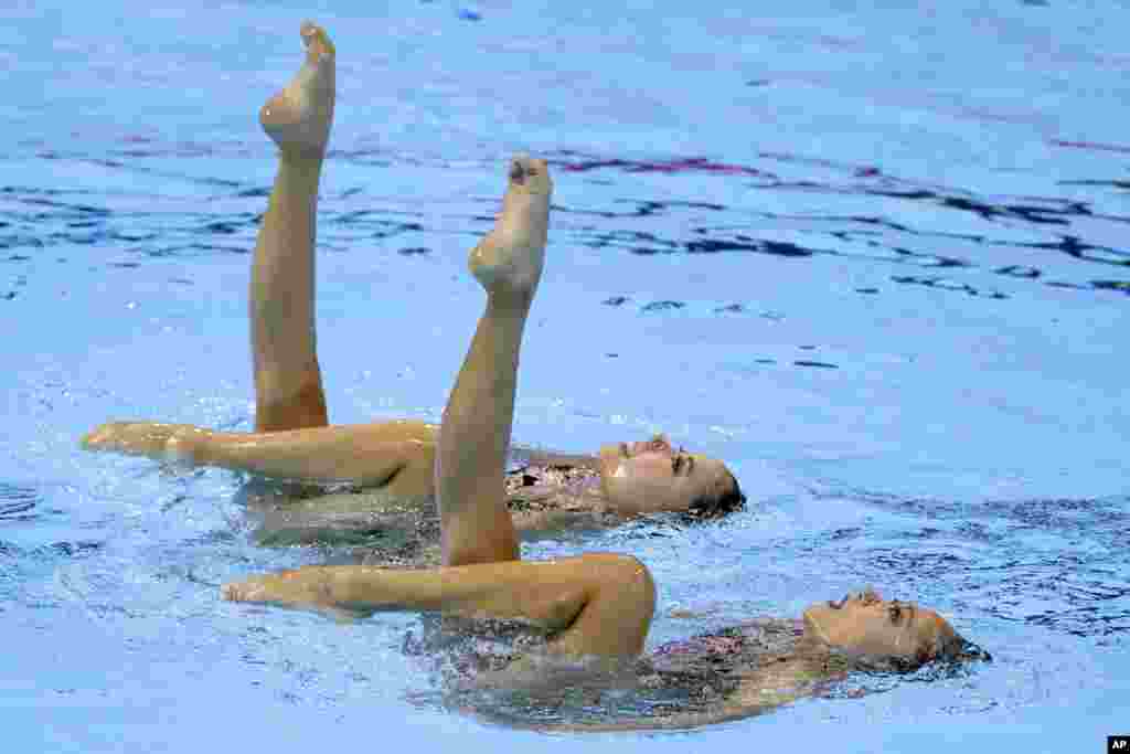 حواشی مسابقات جهانی شنا در کره جنوبی - این دو ورزشکار از ژاپن، در حال شنا و رقص موزون در مسابقات کره جنوبی هستند.&nbsp;