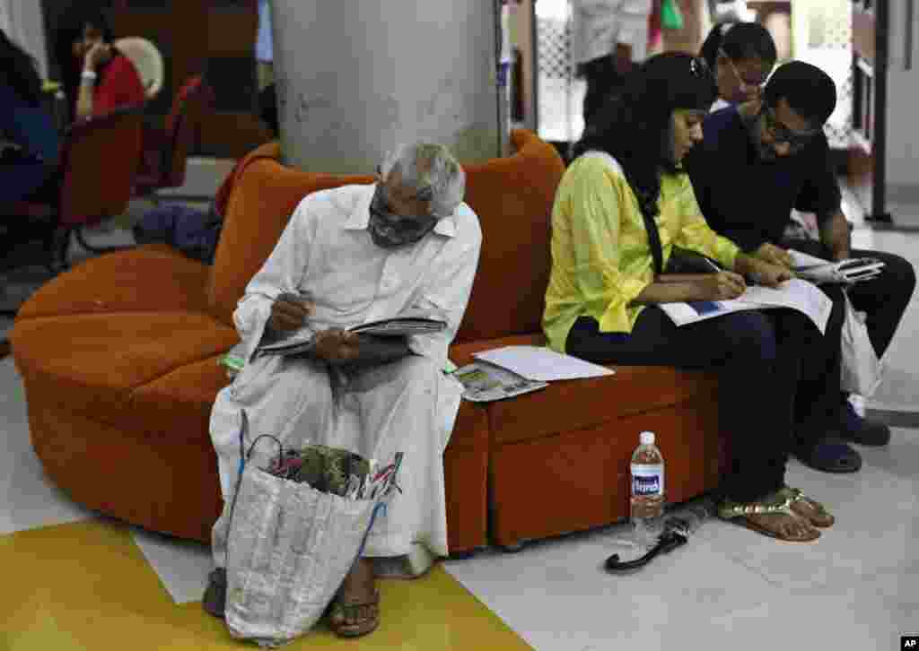 Indians send telegrams on the last day of the service at the central telegraph office in Mumbai, July 14, 2013. 