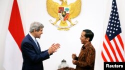 President Joko Widodo (kanan) menerima Menlu AS John Kerry di Istana Negara Jakarta (20/10). Kerry mengajak Indonesia untuk bekerjasama memerangi kelompok Negara Islam Irak dan Syam (ISIS) .