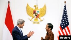 President Joko Widodo (kanan) menerima Menlu AS John Kerry di Jakarta (20/10).