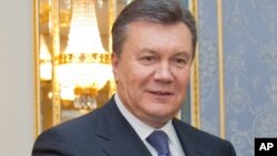 Viktor Ianoukovitch a révoqué samedi deux hauts responsables qu'avaient dénoncé les protestataires 