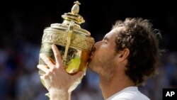 Bintang tenis Inggris Andy Murray memenangkan gelar Wimbledon keduanya hari Minggu (10/7).