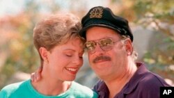 FILE - Toni Tennille and Daryl Dragon, the singing duo known as the Captain and Tennille, are pictured at their home in Washoe Valley, south of Reno, Nev., Oct. 25, 1995. Dragon died Jan. 2, 2019, in at a hospice in Prescott, Ariz. 