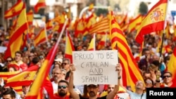 Un homme tient un écriteau "je suis catalan et espagnol" à Barcelone, Espagne, le 8 octobre 2017.