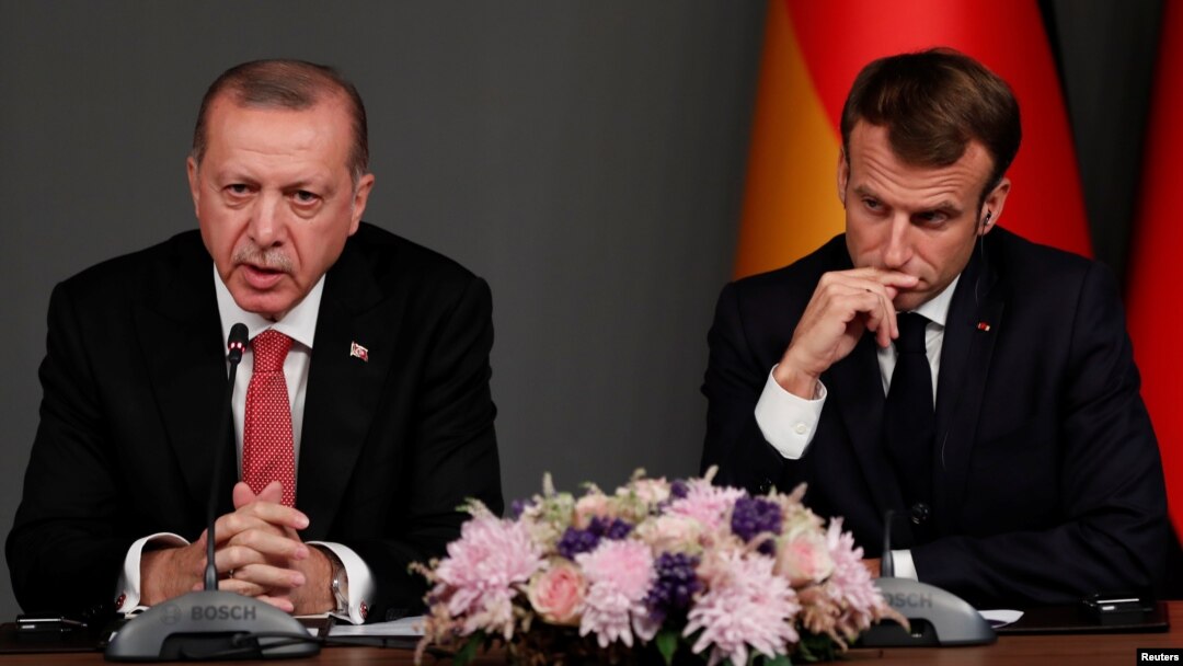 Turkiya rahbari Rajab Toyyib Erdog'an va Fransiya rahbari Emmanuel Makron. Istanbul, 27-oktabr, 2018. 