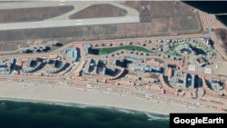 지난달 북한 원산갈마해안관광지구를 촬영한 위성사진을 보면 대부분 건물이 외형상 완공된 모습이다. 사진: CNES Airbus Google Earth.