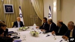 Presiden Israel Reuven Rivlin, (tengah), dalam rapat di Yerusalem, Minggu, 22 September 2019. Dari kanan: Osama Saadi, Mansour Abbas, Ahmad Tibi, Ayman Odeh.
