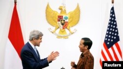 President Joko Widodo menerima Menlu AS John Kerry di Istana Negara, Jakarta (20/10). (Reuters/Brian Snyder)