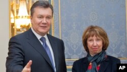Виктор Янукович и Кэтрин Эштон. Архивное фото 2013г.