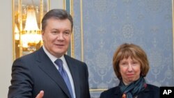 ປ. Viktor Yanukovych ແຫ່ງຢູເຄຣນ ຕ້ອນຮັບທ່ານນາງ Ashton ທີ່ກຸງ Kiev, Ukraine, ວັນທີ 10 ທັນວາ 2013. 