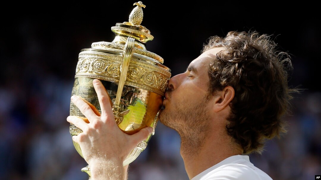 Bintang tenis Inggris Andy Murray memenangkan gelar Wimbledon keduanya hari Minggu (10/7).