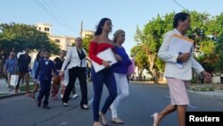 Varias personas caminan hacia la embajada de Estados Unidos en La Habana, Cuba, el 4 de enero de 2023. REUTERS/Alexandre Meneghini