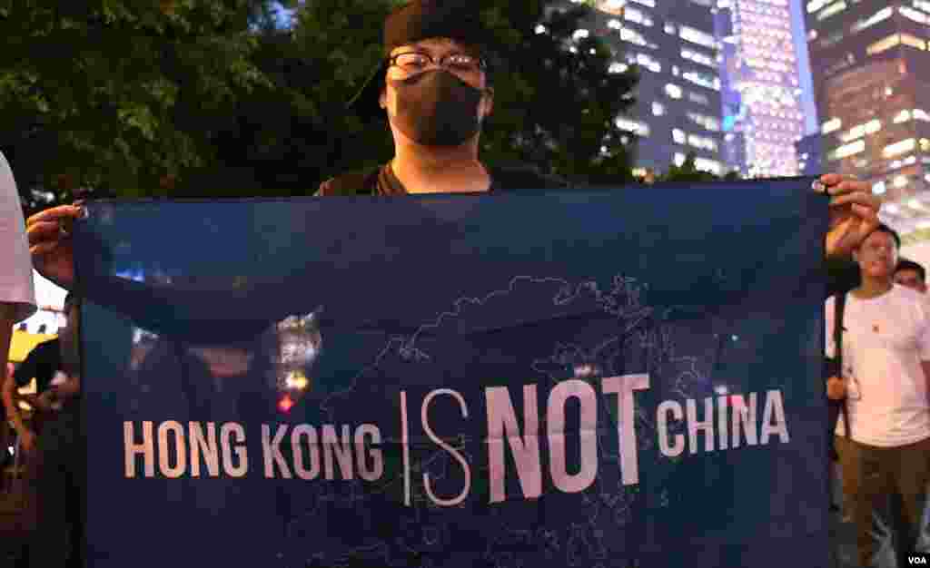有獨派人士在集會展示”香港不是中國”的橫額。(美國之音湯惠芸拍攝)