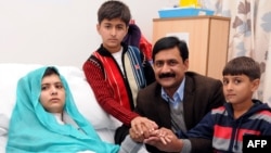 Malala Yousafzai (kiri) bersama ayah dan saudaranya di rumah sakit di kota Birmingham, Inggris (26/10). 