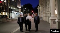 Ali Akbar Salehi (kedua dari kiri) kepala Organisasi Energi Atom Iran, berjalan bersama kolega-koleganya dekat hotel tempat perundingan nuklir Iran berlangsung di Wina, Austria (4/7). (Reuters/Carlos Barria)
