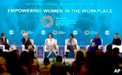 Mimbar panelis seminar "Memberdayakan Perempuan di Tempat Kerja" di Nusa Dua, Bali, 9 Oktober 2018. Kiri ke kanan: jurnalis televisi Indonesia Rosianna Silalahi, Managing Director IMF Christine Lagarde, Menteri Keuangan Indonesia Sri Mulyani, Sekretaris Eksekutif Komisi Ekonomi PBB untuk Afrika Vera Songwe, Direktur Eksekutif Aksi Hak-Hak Perempuan Internasional Tonton, Asia Pasifik, Priyanthi Fernando, dan Deputi Gubernur Senior Bank of Canada, Carolyn Wilkins.