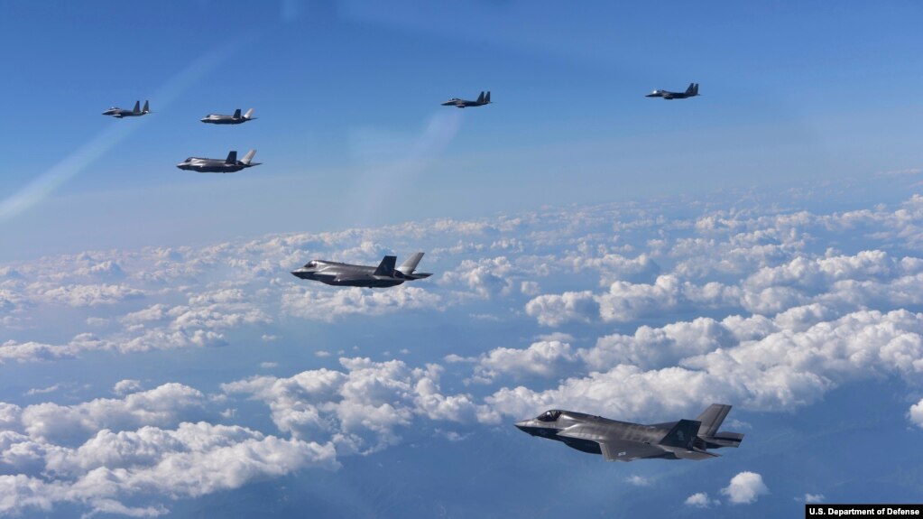 ������ 8�� ���� ���� ���� �װ����� �������� �ѱ� ���� F-15K ������� �̱� �غ��� F-35B ���ڽ� �����Ⱑ �Բ� �����ϰ� �ִ�.
