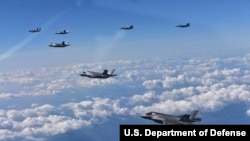 지난해 8월 미한 공군 연합 항공차단 작전에서 한국 공군 F-15K 전투기와 미국 해병대 F-35B 스텔스 전투기가 함께 비행하고 있다.