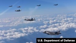 지난해 8월 미한 공군 연합 항공차단 작전에서 한국 공군 F-15K 전투기와 미국 해병대 F-35B 스텔스 전투기가 함께 비행하고 있다. (자료사진)
