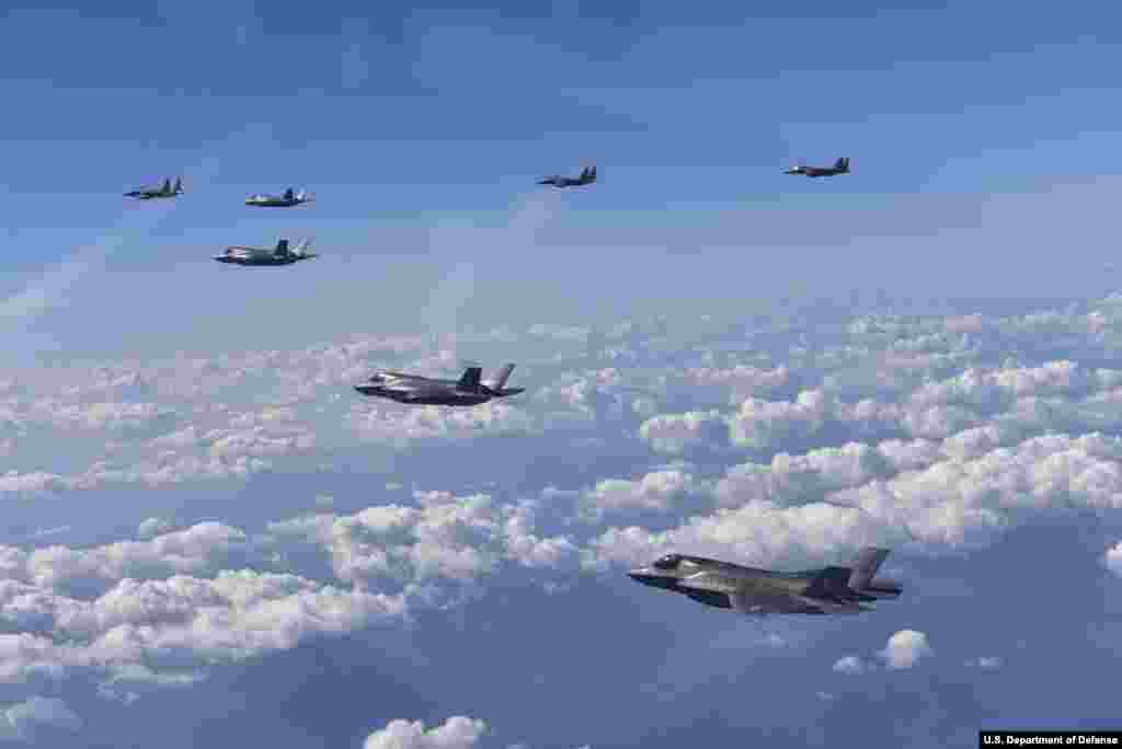 美国海军陆战队的F-35隐形战机和韩国F-15K战斗机在韩国上空飞翔。美国派出6架最先进战机飞赴韩国，参加美韩轰炸实弹演习。其中包括两架B-1B超音速轰炸机和四架F-35隐形战机。韩国有四架F-15战机参加这次演习。（2017年8月31日）