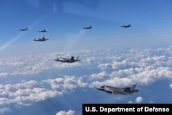 Jet tempur siluman F-35 Angkatan Udara AS dan jet tempur F-15 Korea Selatan terbang di atas Semenanjung Korea, Korea Selatan, Kamis, 31 Agustus 2017. (Foto: Courtesy)