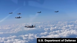 美国海军陆战队的F-35隐形战机和韩国F-15K战机在韩国上空飞行。（2017年8月31日）