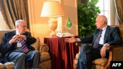 Արաբական պետությունների լիգայի ղեկավար Նաբիլ էլ-Արաբին (աջից) բանակցություններ է անցկացրել խաղաղության միջազգային հանձնակատար Լախդար Բրահիմիի հետ (ձախից)
