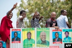 Supporters cheer during a campaign meeting delivered by former Tanzania's Prime minister and presidential candidate Edward Lowassa in Dar es Salaam, Oct. 1, 2015.